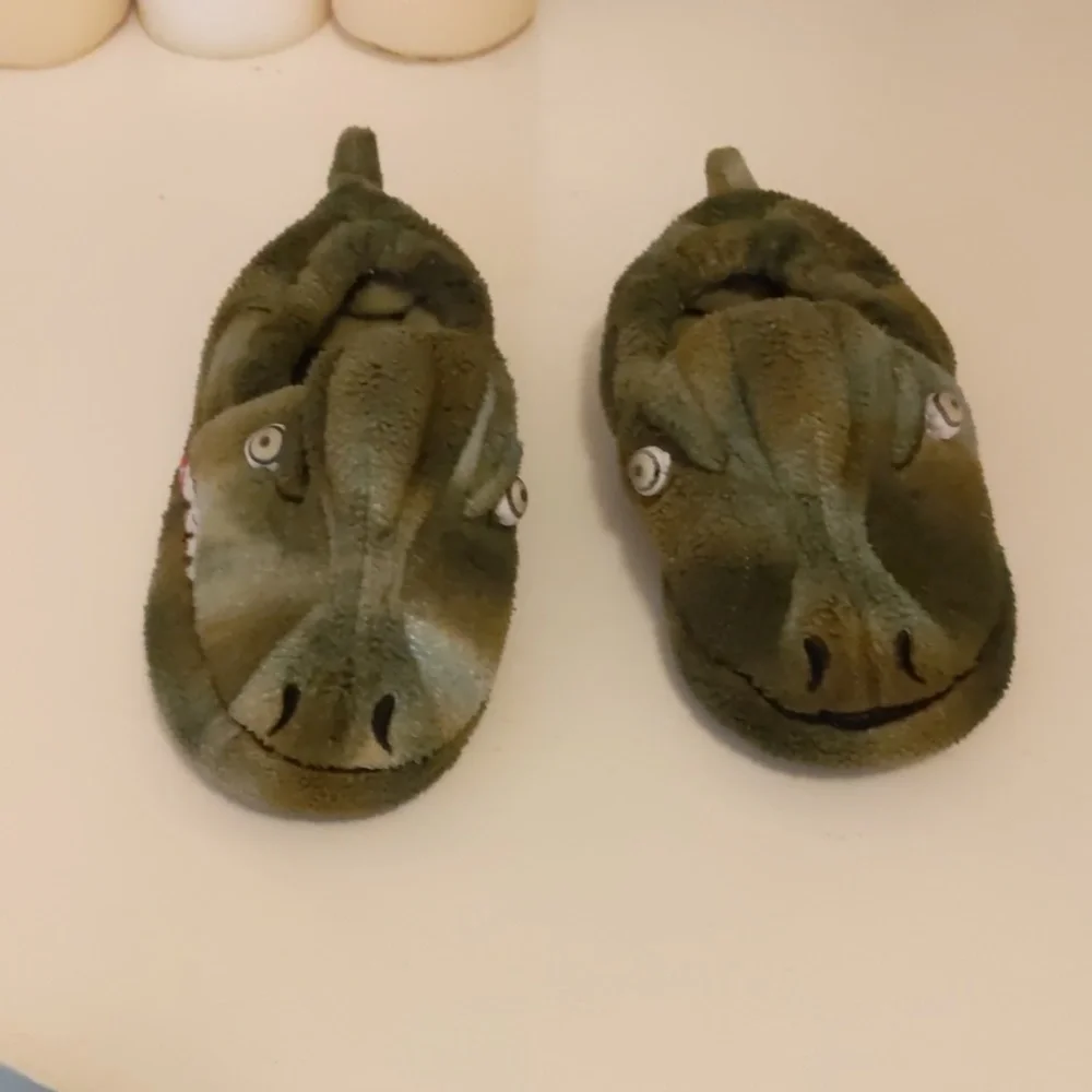 Alligator slippers for kids